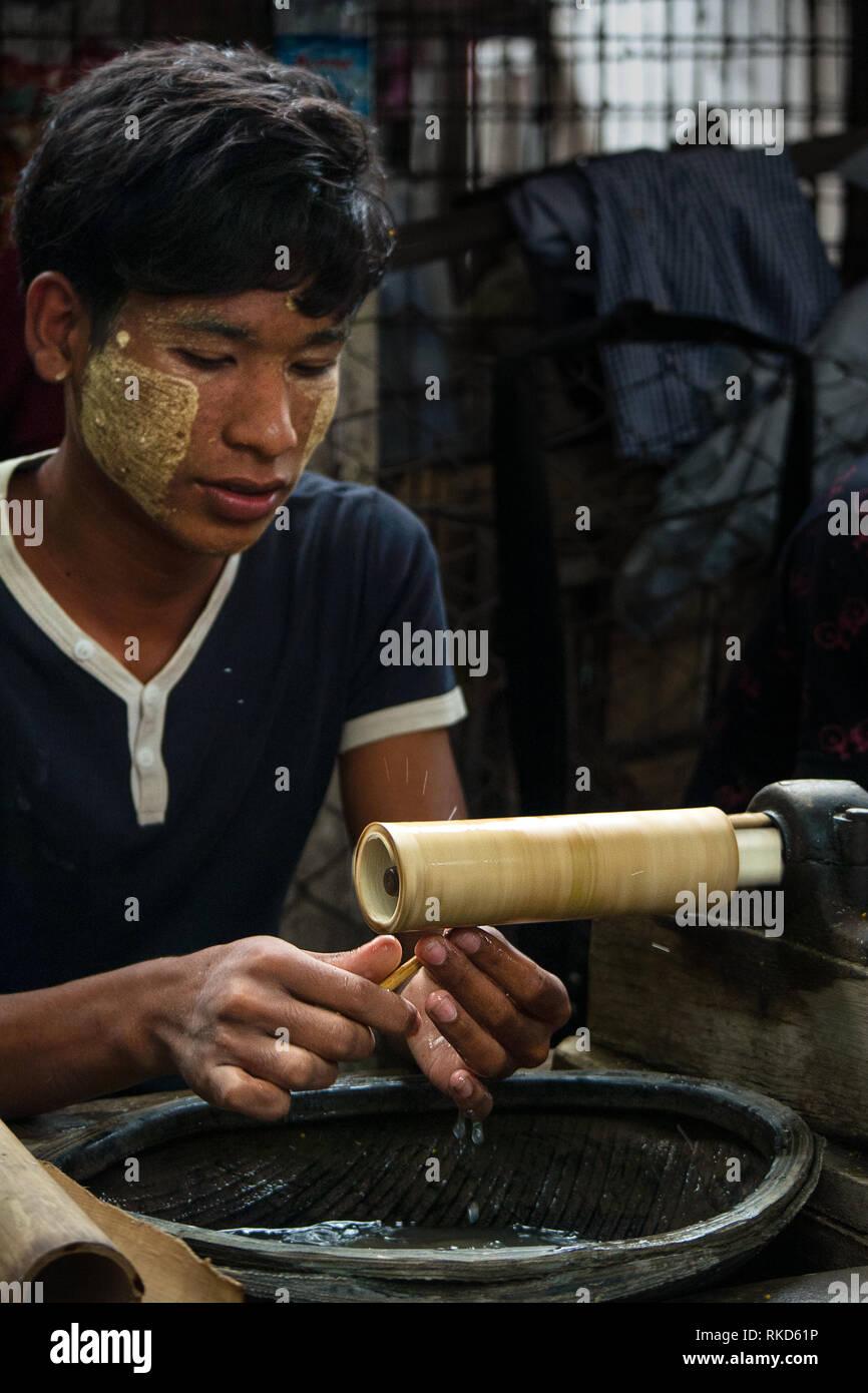 Arbeitnehmer polnische bis kleine kostbare Jade Steine an der Jade Market, Mandalay, Myanmar. Stockfoto