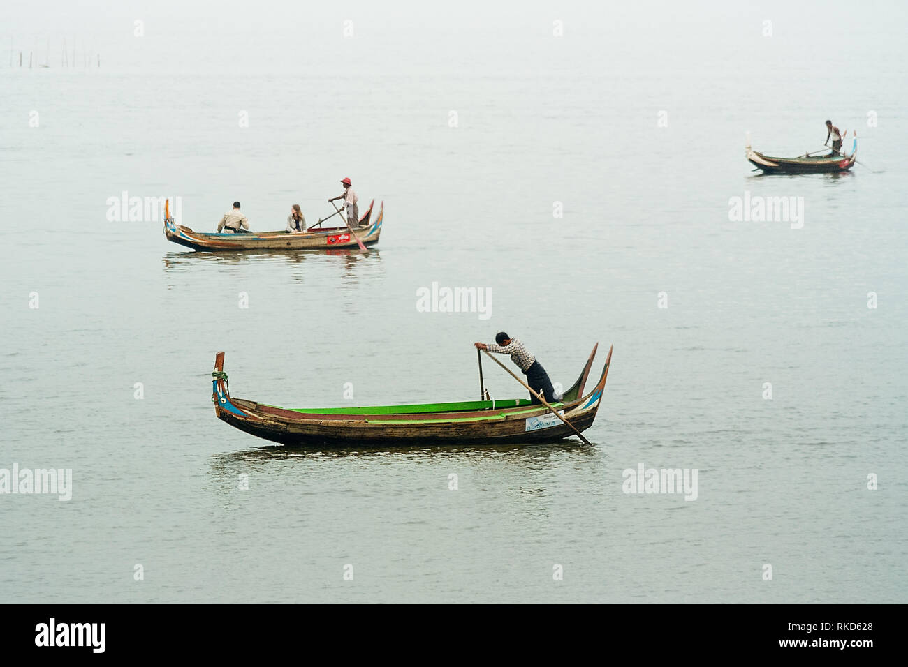 Schiffer Zeile Touristen um Taungthaman See, Amarapura, Mandalay, Myanmar. Stockfoto