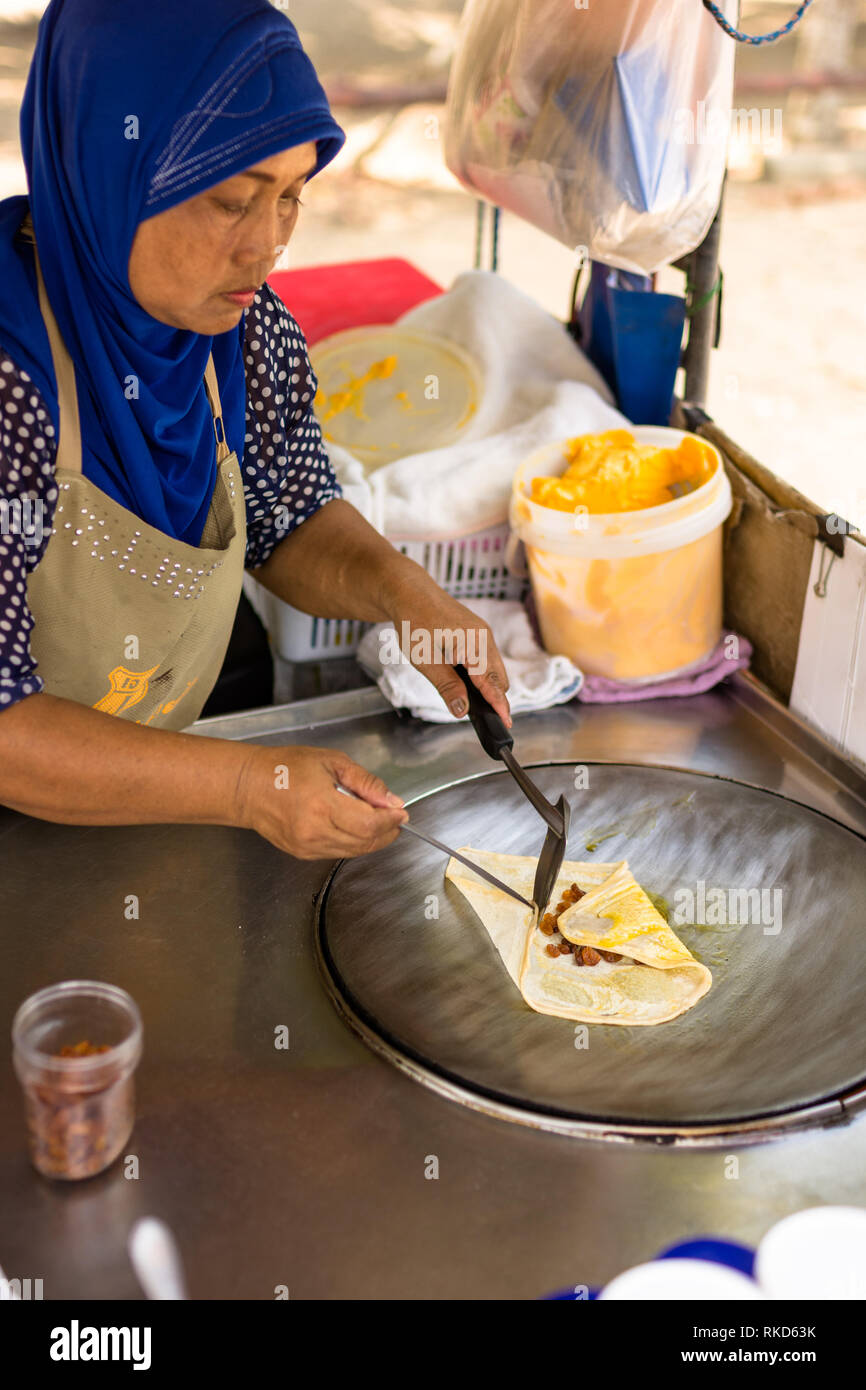Einem lokalen Thai Street Hersteller kocht ein Basic Pfannkuchen mit Füllung auf Ihren Warenkorb. Stockfoto