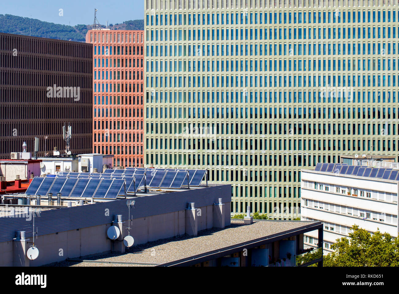 Solarmodule in der Nähe der Wohnviertel der Stadt. Erneuerbare Solarenergie. Stockfoto