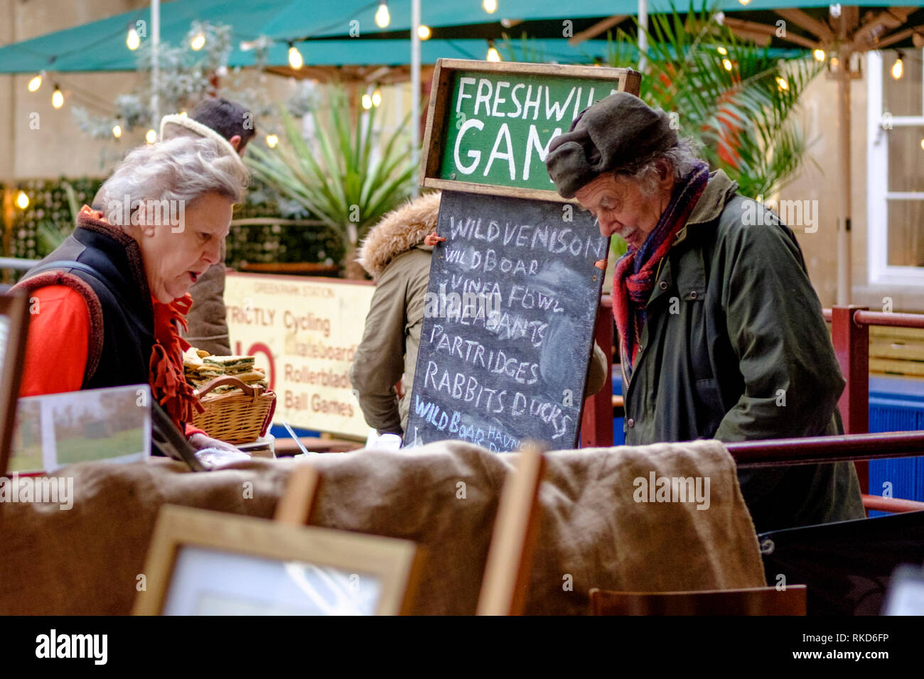 Frisches Wild an der Badewanne Farmers Market am Grünen St Station Badewanne Somerset UK. Auf einem Februar Samstag Stockfoto
