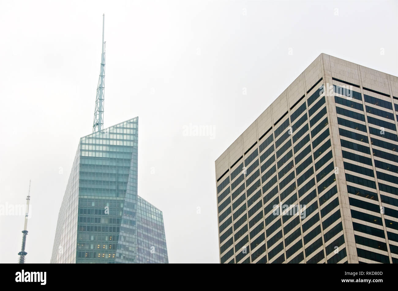 Eine fotografische Gegenüberstellung der alten und neuen Gebäude in New York Citys Midtown Manhattan. Stockfoto