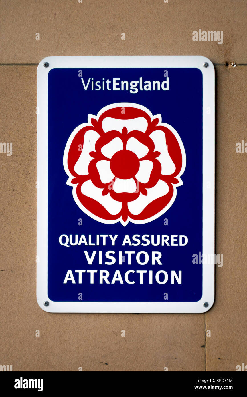 Ein Zeichen oder Bekanntmachung durch Visit England durch den Eingang zu einem Museum, dass es ist ein Qualitätsgesicherter Besucherattraktion platziert Stockfoto