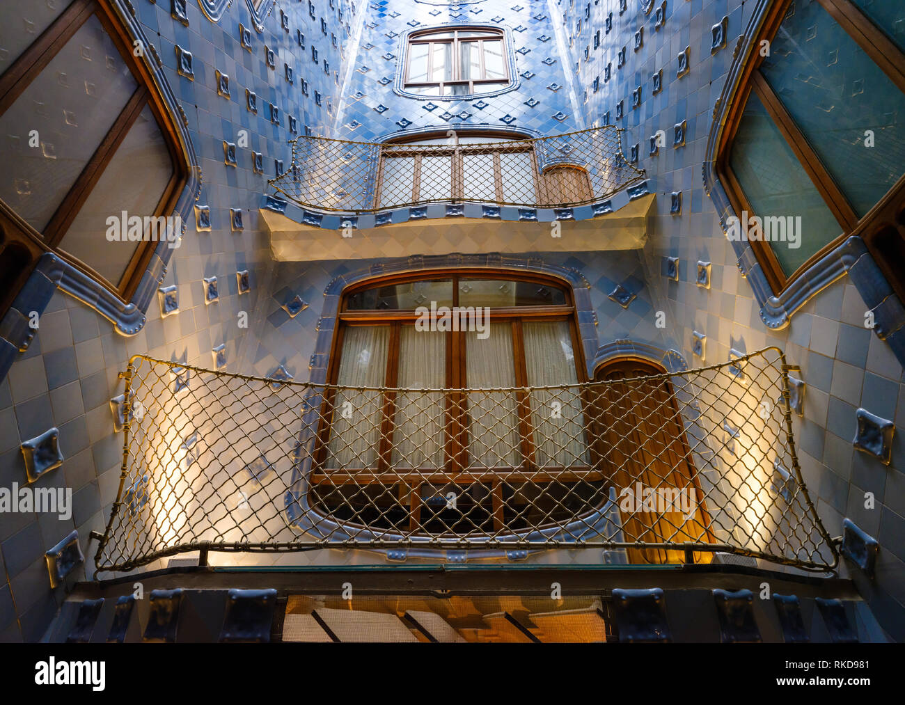 BARCELONA, SPANIEN - ca. Mai 2018: Innere des Casa Batlló, einem berühmten Gebäude im Zentrum von Barcelona von Antoni Gaudi. Blick auf das Atrium. Stockfoto