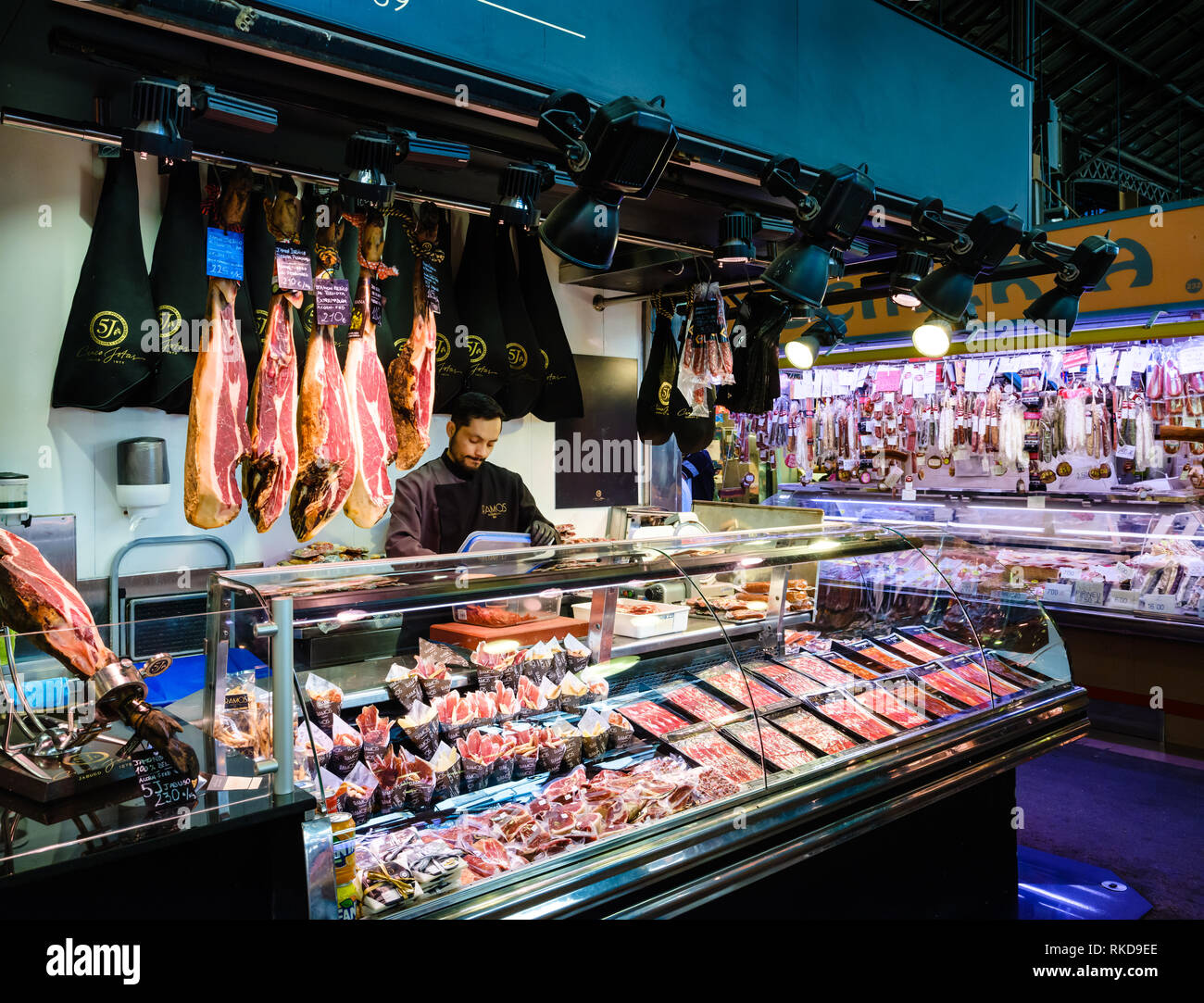 BARCELONA, SPANIEN - ca. Mai 2018: Kaufmann in La Boqueria. Das ist ein großer Markt in der Ciudad Vieja Bezirk von Barcelona, Katalonien, Spanien, Stockfoto