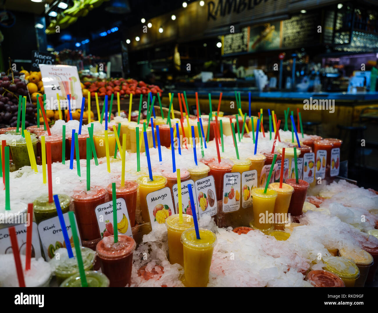 BARCELONA, SPANIEN - ca. Mai 2018: Saft Stall in La Boqueria. Das ist ein großer Markt in der Ciudad Vieja Bezirk von Barcelona, Katalonien, Spa Stockfoto