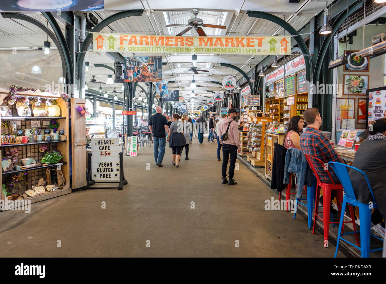 Innenansicht von New Orleans französischen Markt, Kunden Einkaufen in Geschäften auf die Kolonnade, Bauernmarkt, New Orleans French Quarter, Louisiana, USA Stockfoto