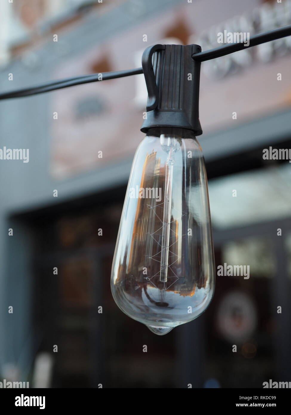 Dekorative Edison stil Licht vor einem Restaurant. Stockfoto