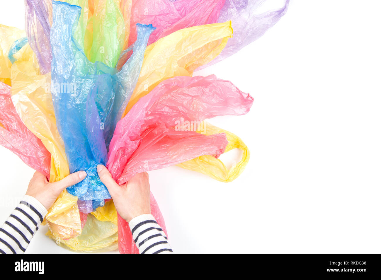 Frau Hände halten viele Plastiktüten auf weißen Hintergrund. Kein Plastik, Umwelt, Verschmutzung Konzept Stockfoto