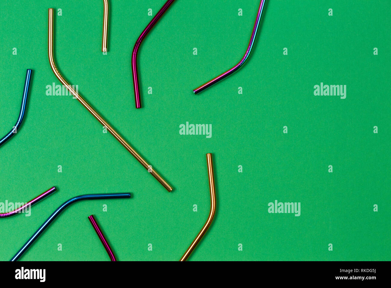 Umweltfreundliche Edelstahl wiederverwendbar Strohhalme auf grünem Hintergrund Stockfoto