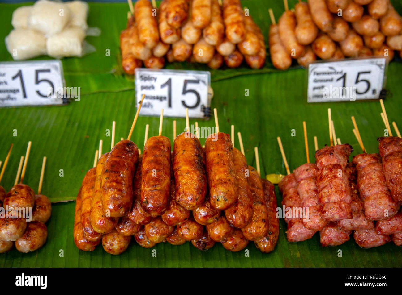 Sai ua oder Northern Thai Wurst oder Chiang Mai Wurst ist eine gegrillte Wurst aus Schweinefleisch aus dem Norden und Nordosten von Thailand, Burma und Sai krok Isan eine Ferm Stockfoto