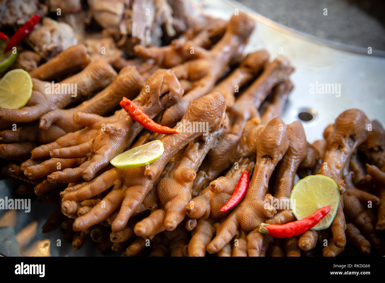 Thai chinesischen Stil gedämpft gekochtes Huhn Füße an einem Street Food Markt in Phuket, Thailand. Stockfoto