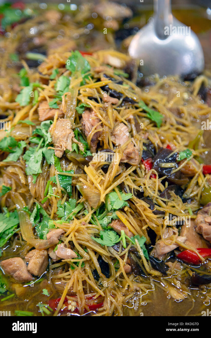 Gai Pad König oder Rühren gebratenes Huhn mit Ingwer ist eine aromatische und schmackhafte traditionelle Thai Food Gericht. Stockfoto