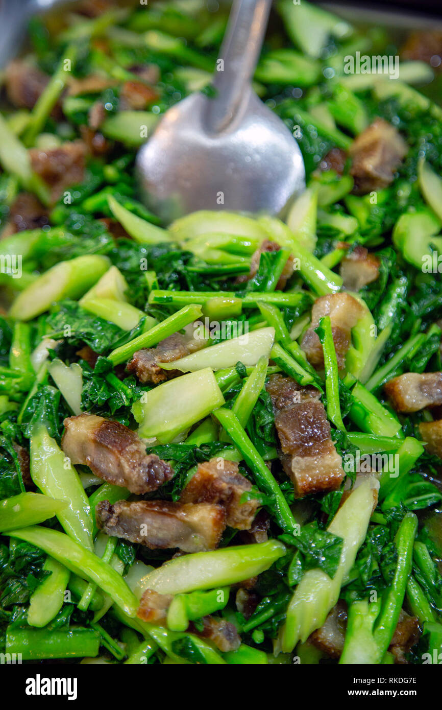 Pad pak Kana moo krob wörtlich übersetzt Kale knuspriges Schweinefleisch in Thai Fried. Knusprig frittierte Schweinebauch rühren gebraten in Austernsauce mit Chinesischen kal Stockfoto