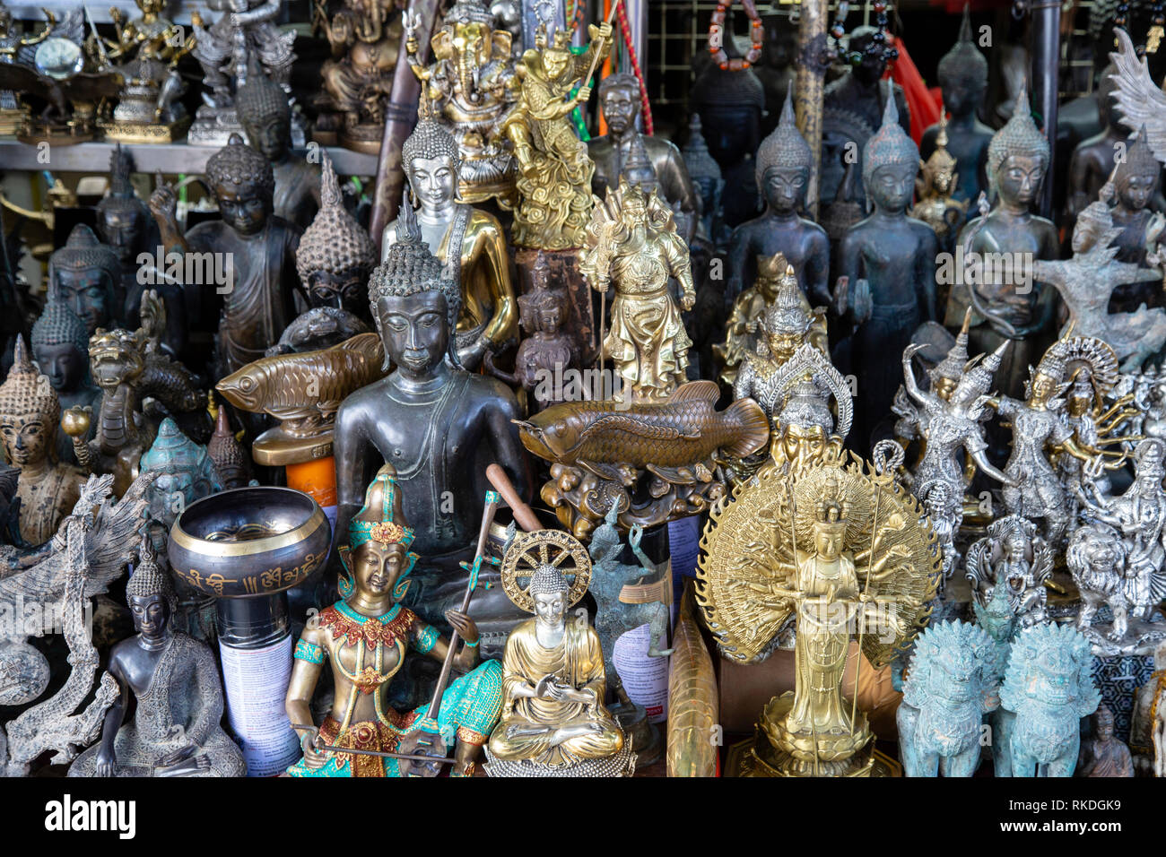 Eine Anordnung von einer Sammlung der sammelbaren Buddha Statue bei Chatuchak Weekend Market in Bangkok, Thailand. Stockfoto