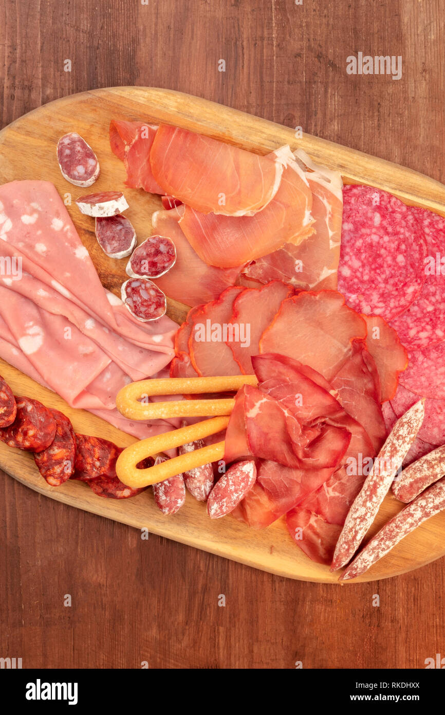 Charcuterie Verkostung. Eine Nahaufnahme von einem Fach mit vielen verschiedenen Wurst und Schinken, Aufschnitt, Schuß von der Oberseite Stockfoto