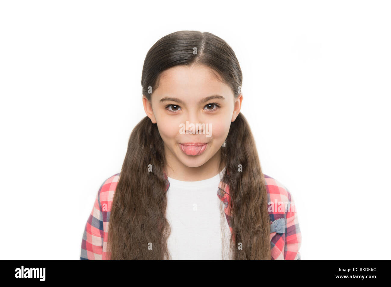 Wird ein echter Cutie. Kleines Kind mit Brünette Haare mit Zunge. Nettes Mädchen mit langen Frisur. Kleines Mädchen mit stilvollen Pferdeschwanz Frisur. Kleine Haare Modell mit Schönheit. Friseursalon für Kinder. Stockfoto