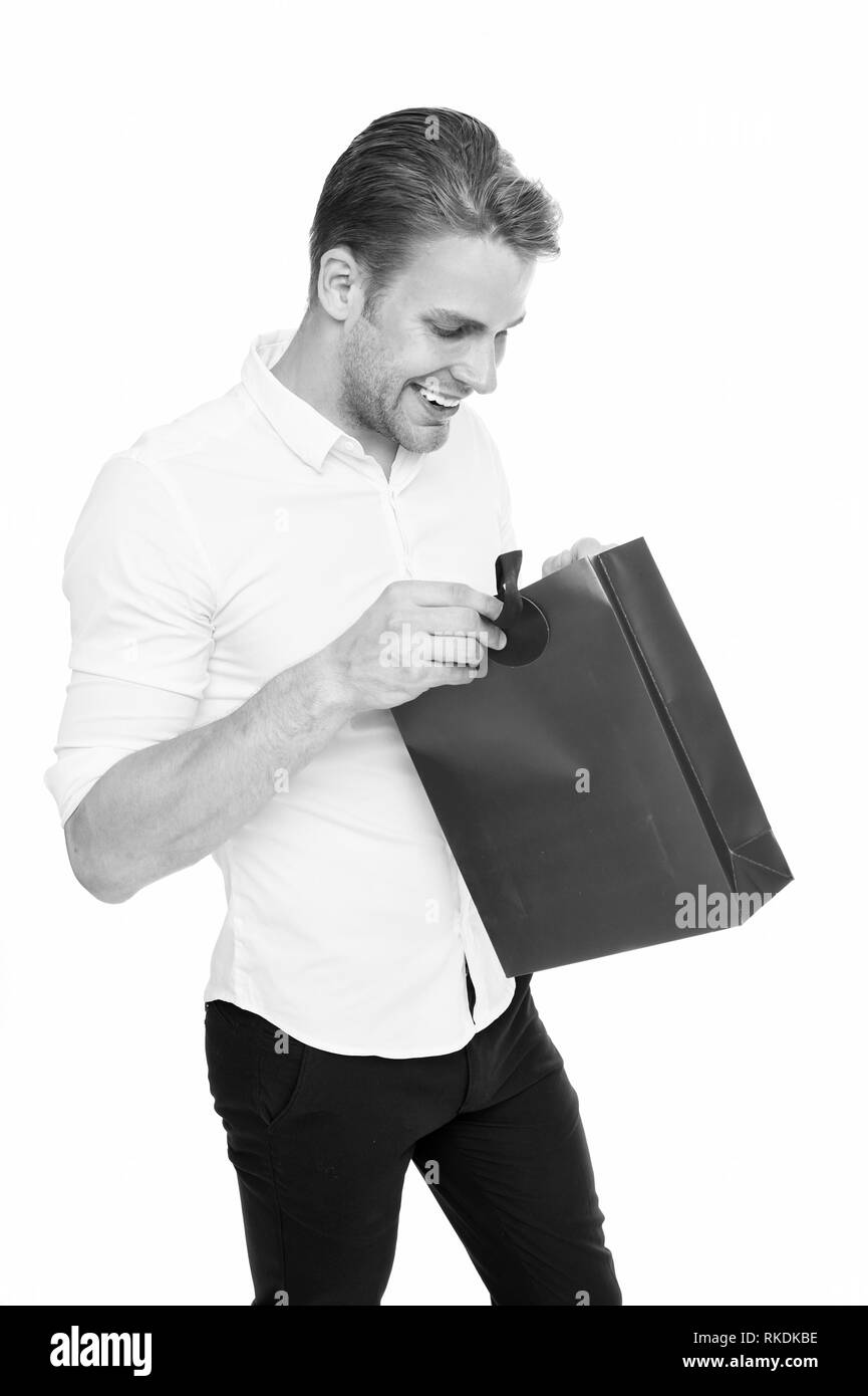 Was ist es. Positiver Mann genießen einkaufen. grosse Verkauf in der Shopping Mall. Cyber Monday und schwarzer Freitag Konzept. Junger Mann, online shopping aufgeregt. Vielen Dank für Ihren Kauf. Perfekter Tag. Stockfoto