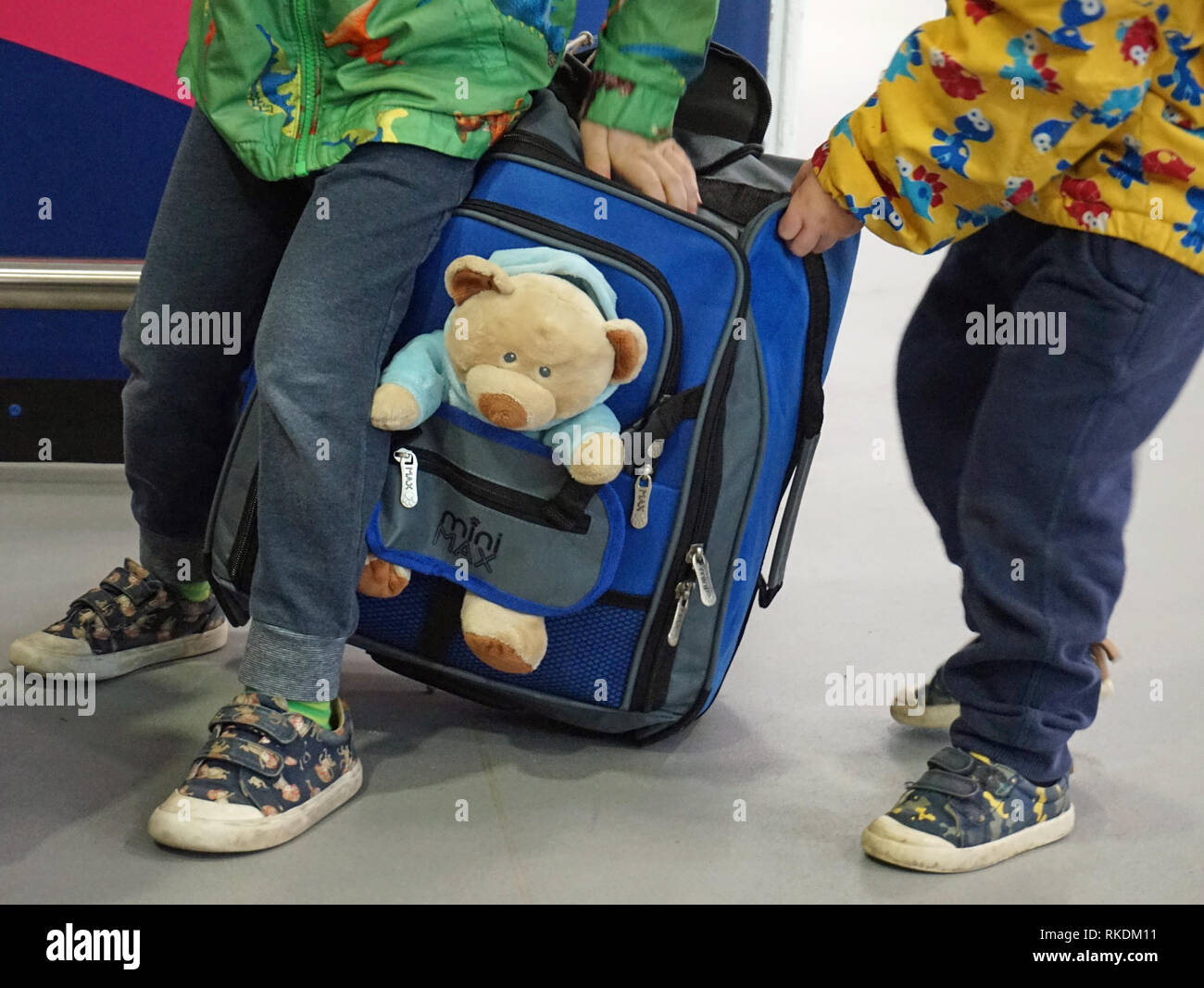 Kinder mit ihrem Handgepäck am Flughafen Stockfoto