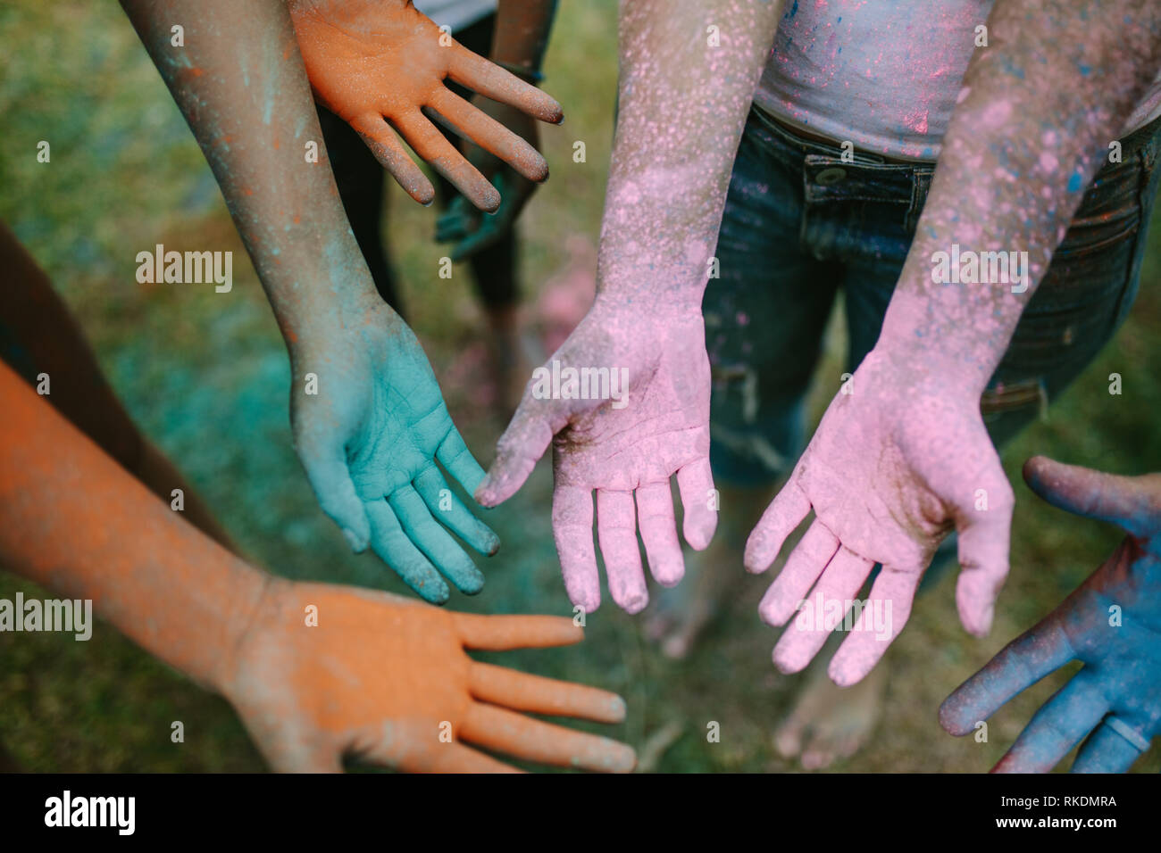 Freunde zeigen ihre bunte Hände beim Spielen Holi in einem Park. In der Nähe der Hände beim Spielen in verschiedenen Farben Holi mit Puder Farben. Stockfoto