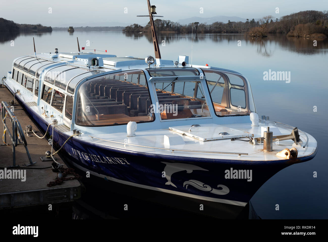 Bootstour nach Killarney. Der Wasserbus Lily of Killarney dockt am Pier von Ross Castle für eine Seetour rund um den Lough Leane im Killarney National Park an Stockfoto
