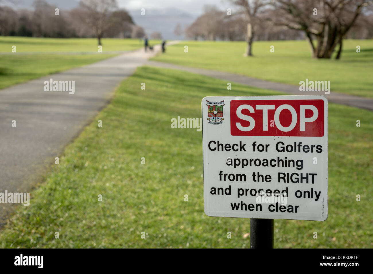 Hinweisschild und Hinweisschild zu den Golfplatzregeln im Killarney Golf- und Angelclub, Fossa, Killarney National Park, County Kerry, Irland Stockfoto