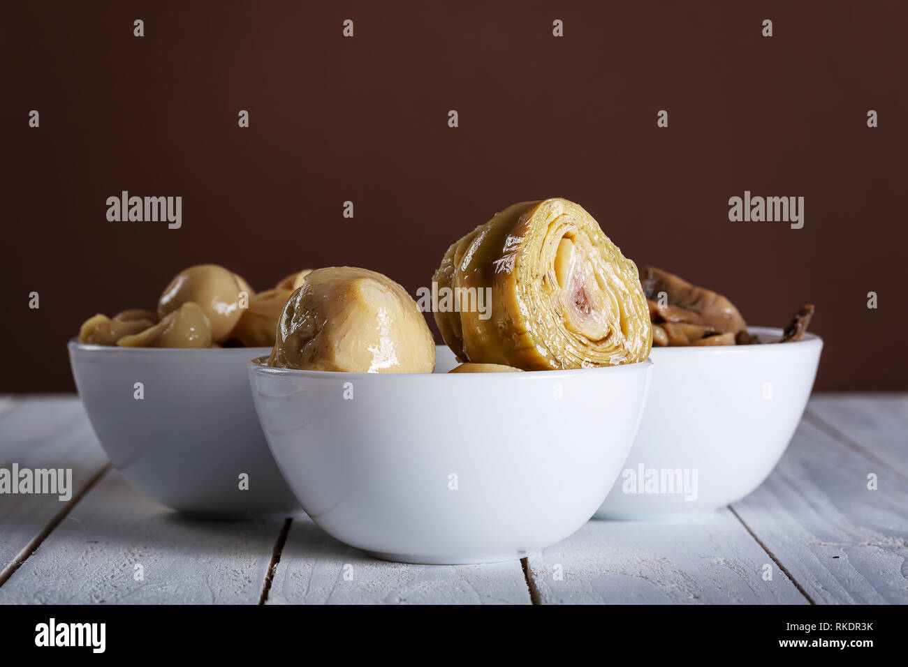 Artischocken im glas -Fotos und -Bildmaterial in hoher Auflösung – Alamy