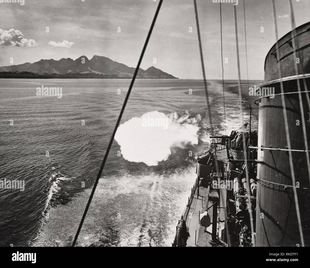 Aft Gewehren Salvo von Destroyer. Naval geschützfeuer Unterstützung, aus Guadalcanal. Stockfoto