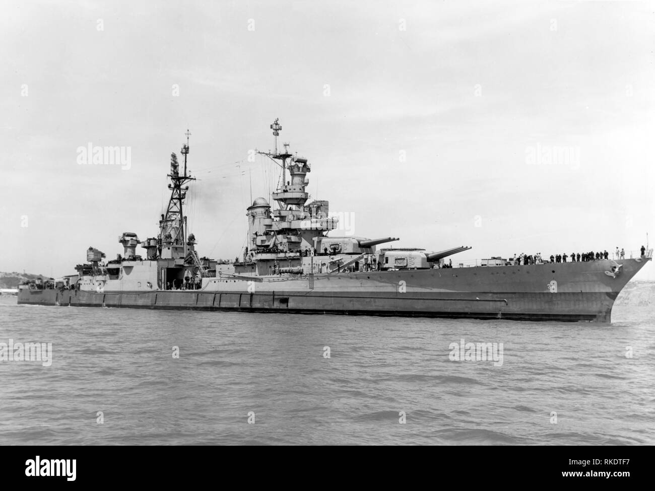 Die US-Marine schwere Kreuzer USS Indianapolis (CA-35) von der Mare Island Naval Shipyard, Kalifornien (USA), am 10. Juli 1945, nach der letzten Überholung und Reparatur von kampfschaden. Das Foto wurde aufgenommen, bevor das Schiff Atombombe Komponenten auf Tinian und nur 20 Tagen ausgeliefert, bevor sie von einem japanischen U-Boot versenkt wurde. Stockfoto