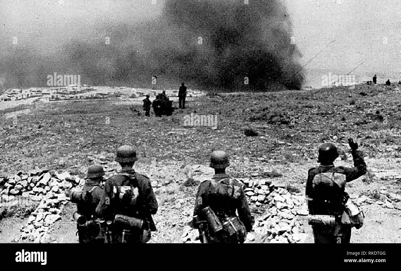 Die 11 deutschen Soldaten näherte sich brennende Sewastopol im Juni 1942 Stockfoto