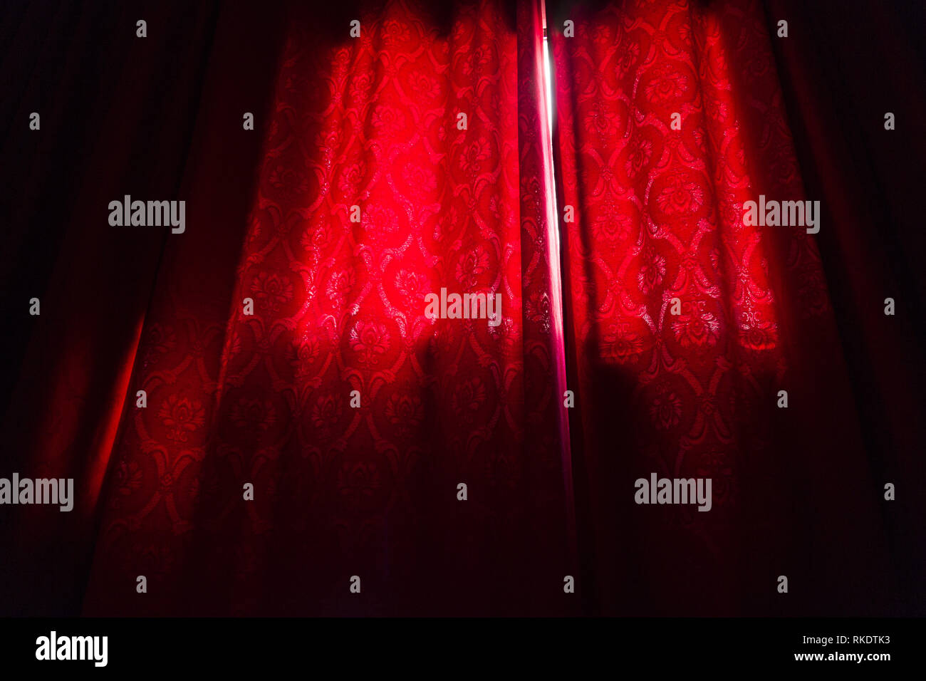 Geheimnis hinter roten Vorhang Stockfoto