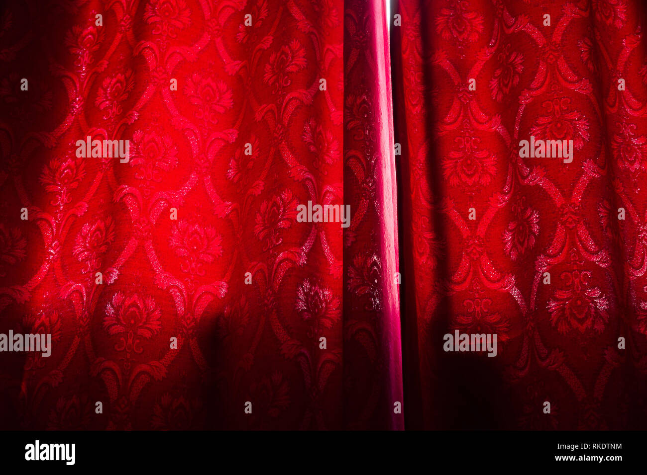 Geheimnis hinter roten Vorhang Stockfoto