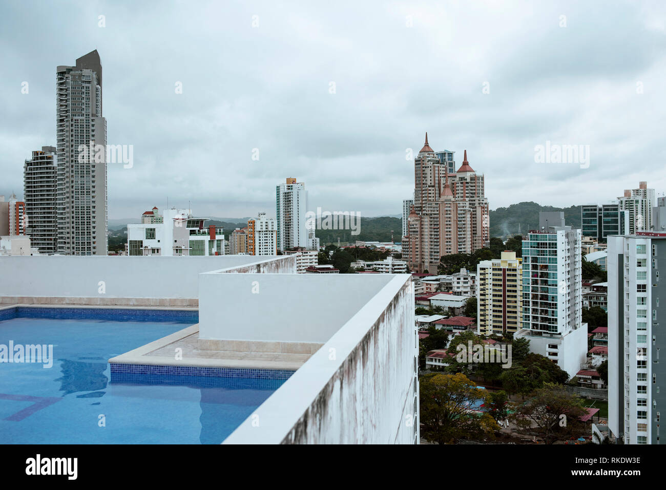 Pool mit Blick auf die Hochhäuser an der Spitze einer modernen Wohnanlage. Panama City, Panama, Mittelamerika. Okt 2018 Stockfoto