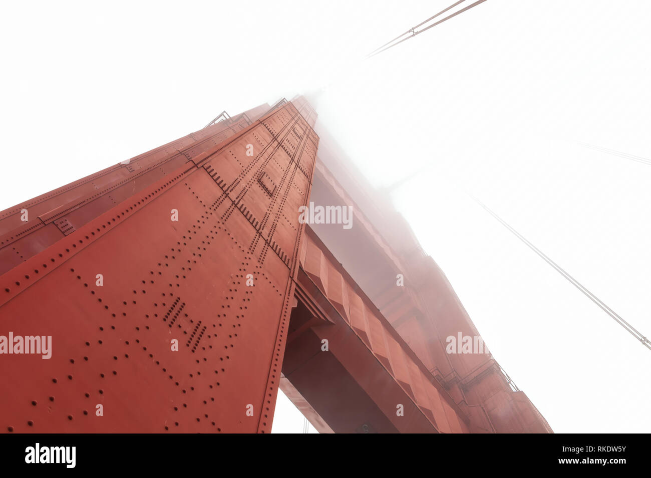 Niedrige Kamerawinkel geschossen auf den Turm Struktur der Golden Gate Bridge im Nebel, San Francisco, Kalifornien, USA Stockfoto