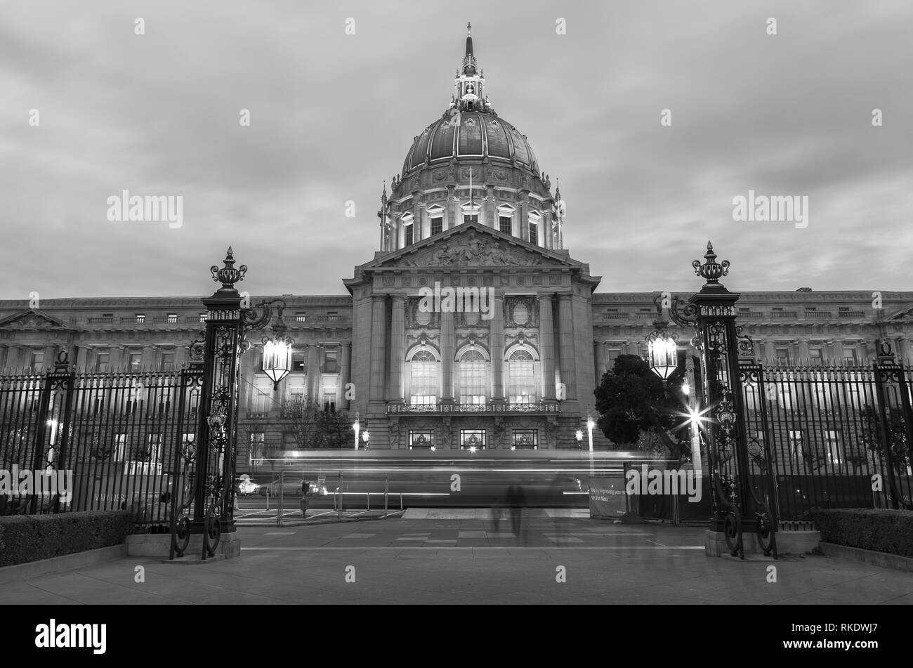 San Francisco City Hall in der Nacht, Kalifornien, USA, in Schwarz und Weiß. Stockfoto