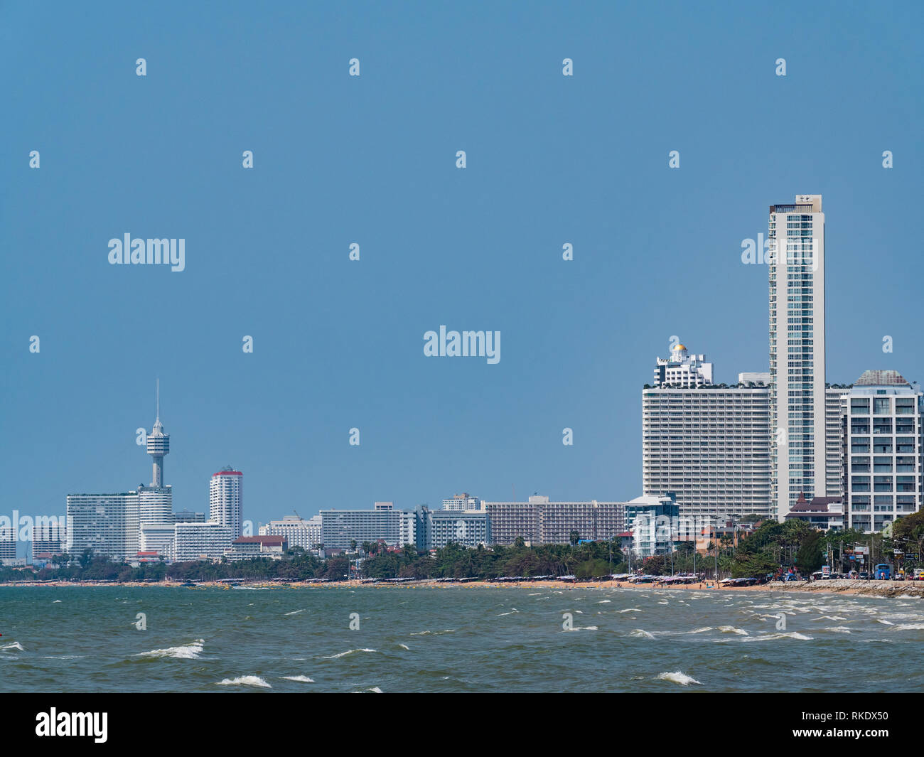 Hotels und condomimiums entlang der Jomtien Beach, Pattaya, Thailand. Stockfoto