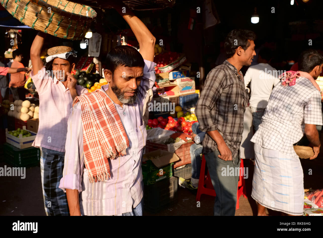 Träger mit ihren Körben bei Crawford Market von Mahatma Jyotirao Phuke Markt, ein Großmarkt für Obst und Gemüse in Mumbai, Indien Stockfoto