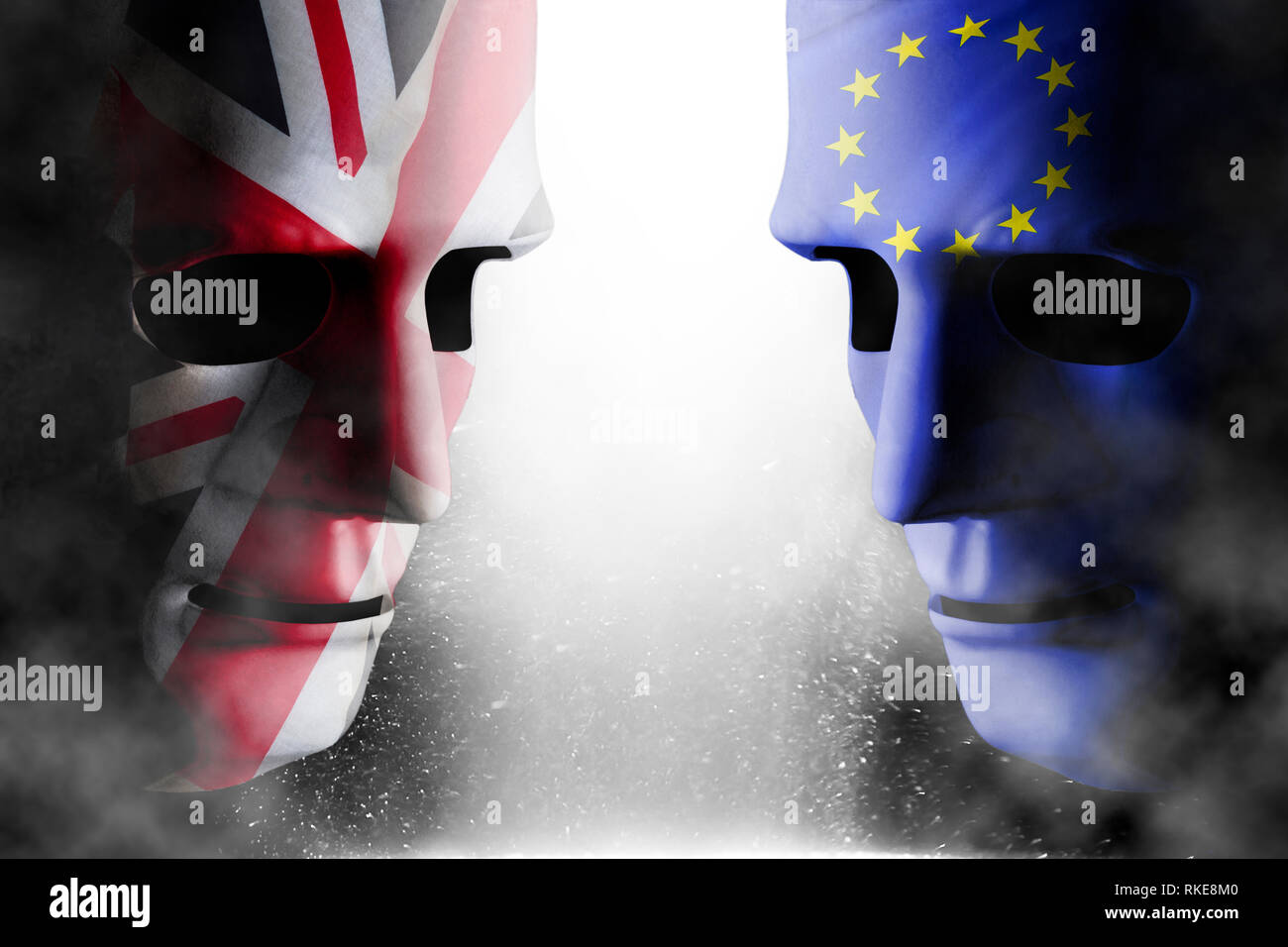Brexit Konzept mit zwei Kopf an Kopf menschliche Gesichter mit UK (Vereinigtes Königreich) und der EU (Europäische Union) Flagge. Dampf und Rauch umgibt die Sym Stockfoto