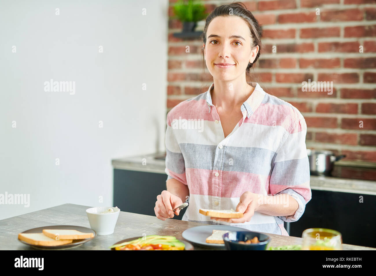 Junge Frau beim Frühstück Stockfoto