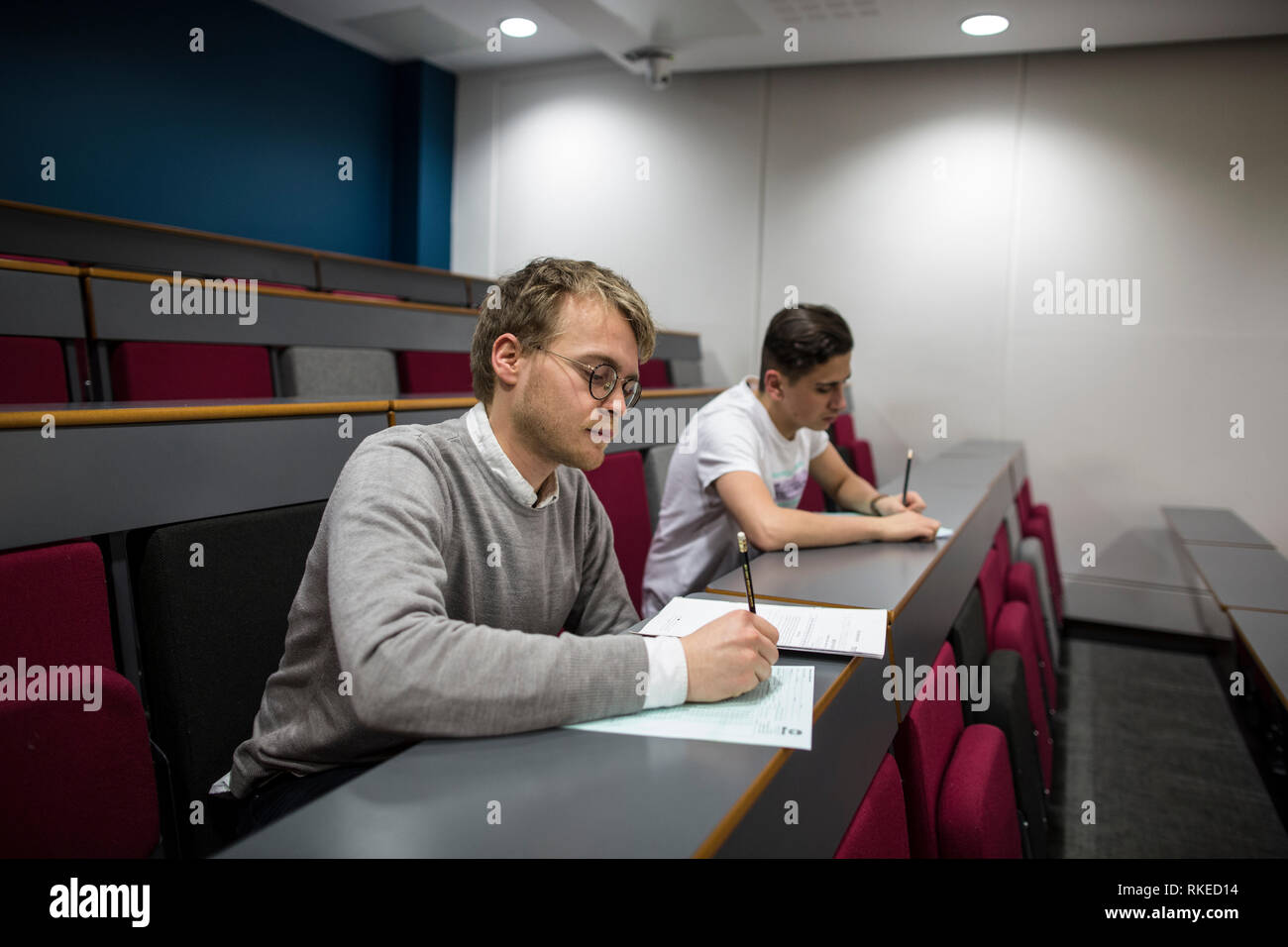 Mann sitzt überwacht Mensa IQ-Test am University College London, England, Großbritannien Stockfoto