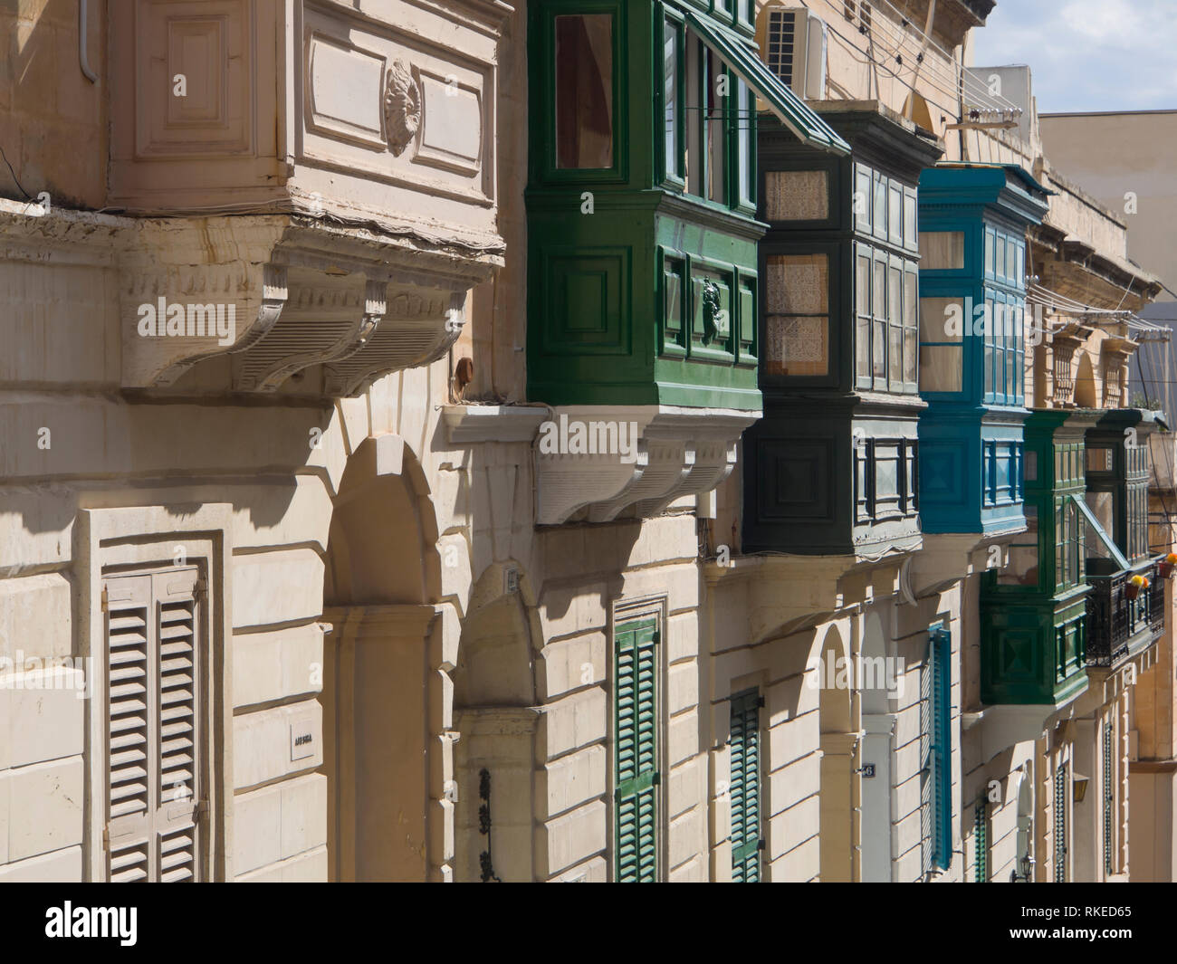 Außen in St. Julian's Malta typischen bunten überhängenden Balkonen in oft steil bergab Straßen Stockfoto