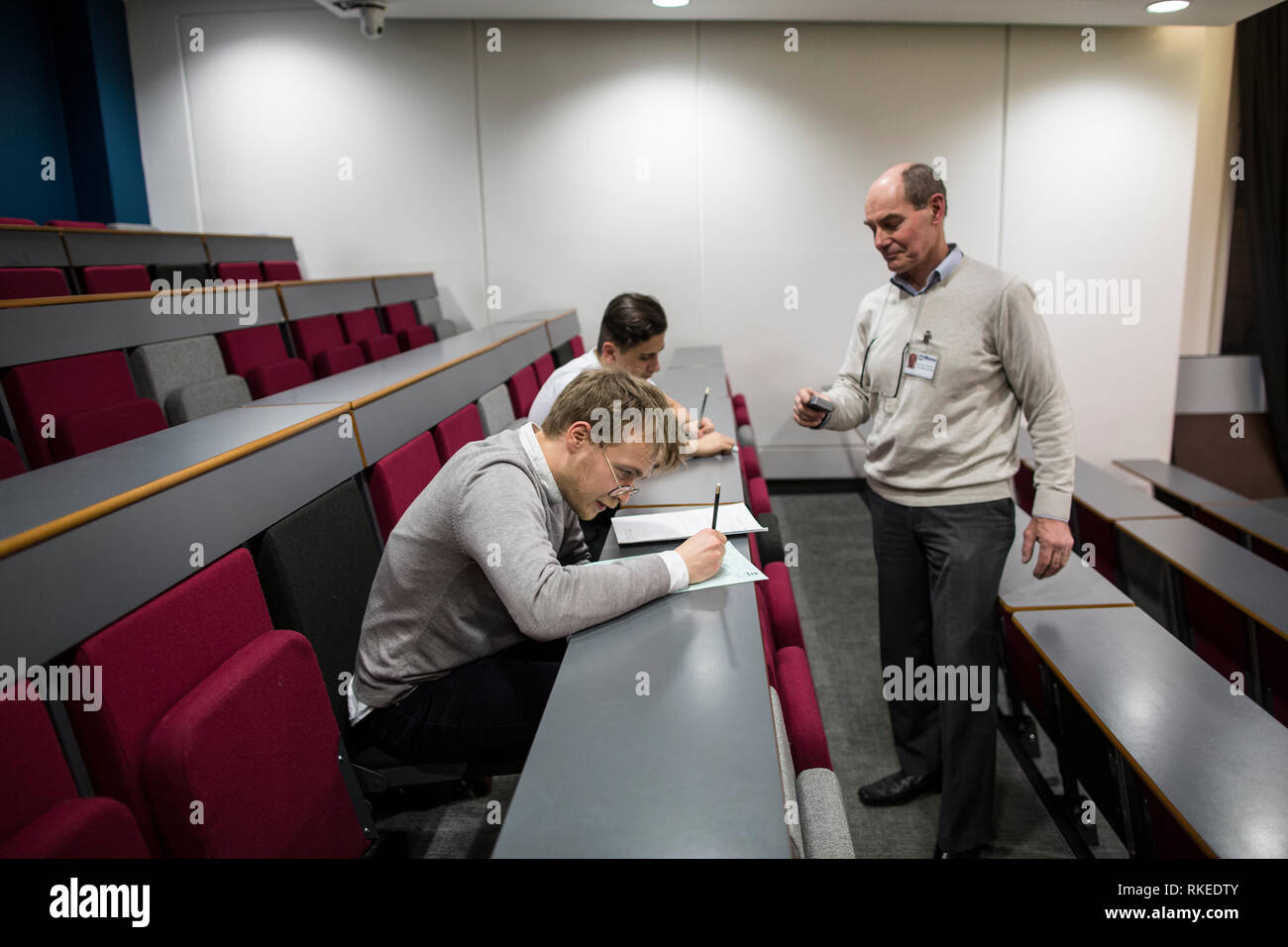 Mann sitzt überwacht Mensa IQ-Test am University College London, England, Großbritannien Stockfoto