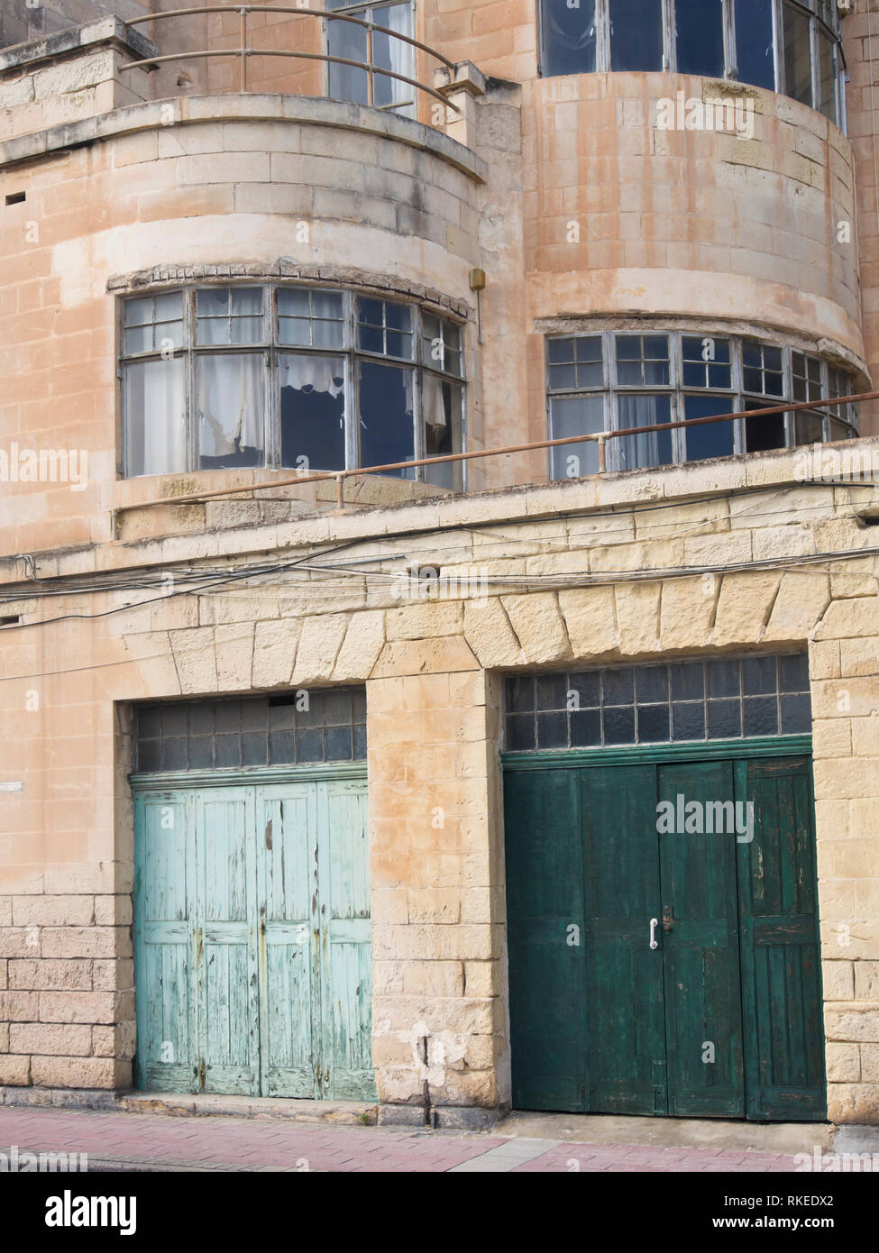 Raum für Verbesserung, einem verfallenen Gebäude Fassade an der Strandpromenade in der Nähe von Valetta auf Malta Stockfoto