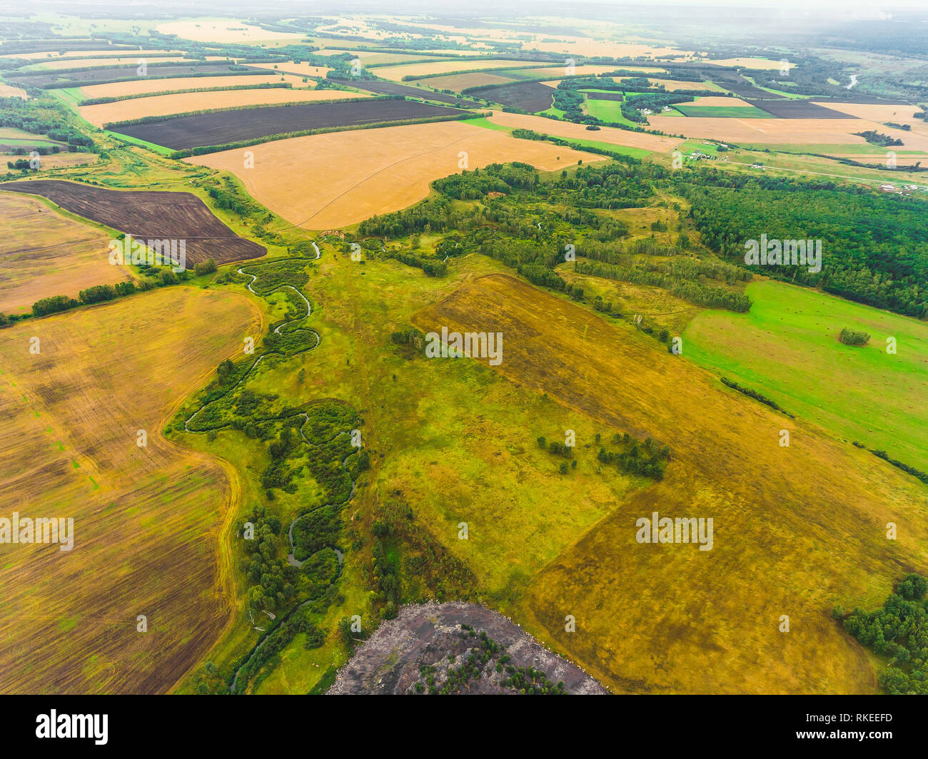 Panoramablick auf das Luftbild von Feldern, Straßen und den Fluss. Der Blick aus der Vogelperspektive auf das Land mit Feldern, Wiesen und Wald Stockfoto