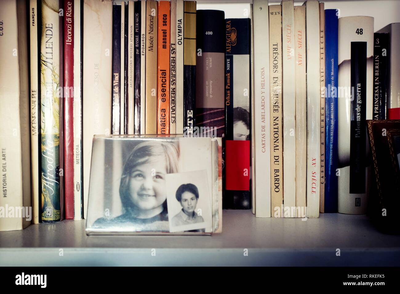 Mit Büchern und einem vintage Foto Regal. Madrid, Spanien Stockfoto