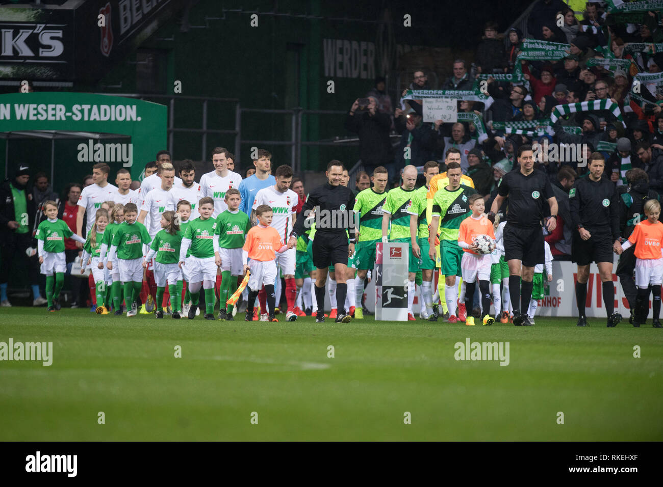 Die teams betreten das Feld, Move-in, enema, vollständige Figur, Landschaft, Fußball 1. Bundesliga, 21. Spieltag Werder Bremen (HB) - FC Augsburg (A) 4:0, am 10.02.2019 in Bremen/Deutschland. € | Nutzung weltweit Stockfoto