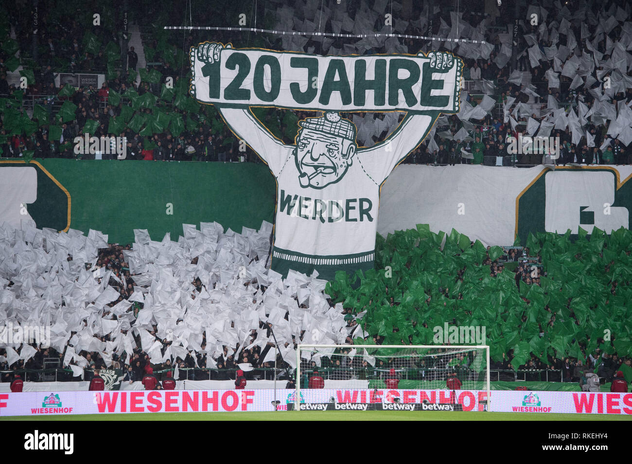 Choreographie des Bremer Fans zu den 120. Geburtstag, Jubiläum Jubiläum, Choreo, Ventilator, Ventilatoren, Zuschauer, Fans, Anhänger, Fußball 1. 1. Fussballbundesliga, 21. Spieltag, Werder Bremen (HB) - FC Augsburg (A) 4:0, 10.02 .2019 in Bremen/Deutschland. € | Nutzung weltweit Stockfoto