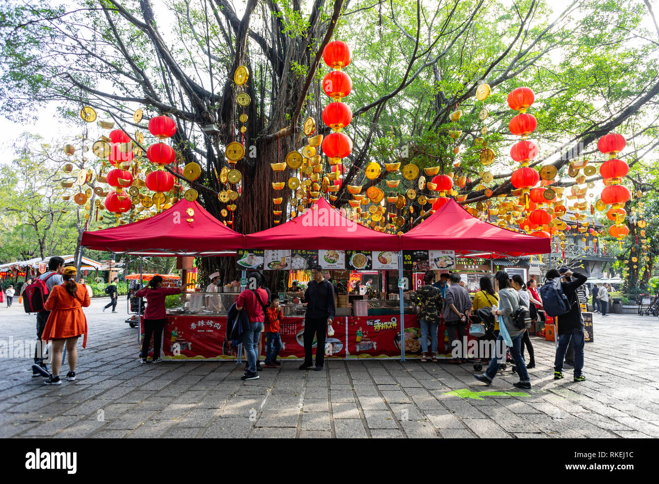 Imbissstände an Laternenfest gefeiert mit bunten Laternen Displays und Dekorationen im Splendid China, chinesische Kultur Themenpark in Shenzhen, China. . Stockfoto