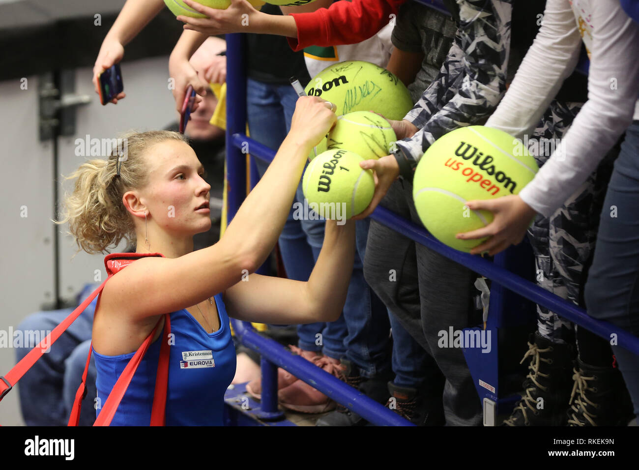 Ostrava, Tschechische Republik. 09 Feb, 2019. Tschechische Tennisspieler Katerina Siniakova gibt ein Autogramm zu Ihrem Fan nach dem verlorenen Spiel gegen Simona Halep während der Fed Cup, World Group, Runde 1, Übereinstimmung zwischen der Tschechischen Republik und Rumänien, in Ostrava, Tschechische Republik, am 9. Februar 2019. Credit: Petr Sznapka/CTK Photo/Alamy leben Nachrichten Stockfoto