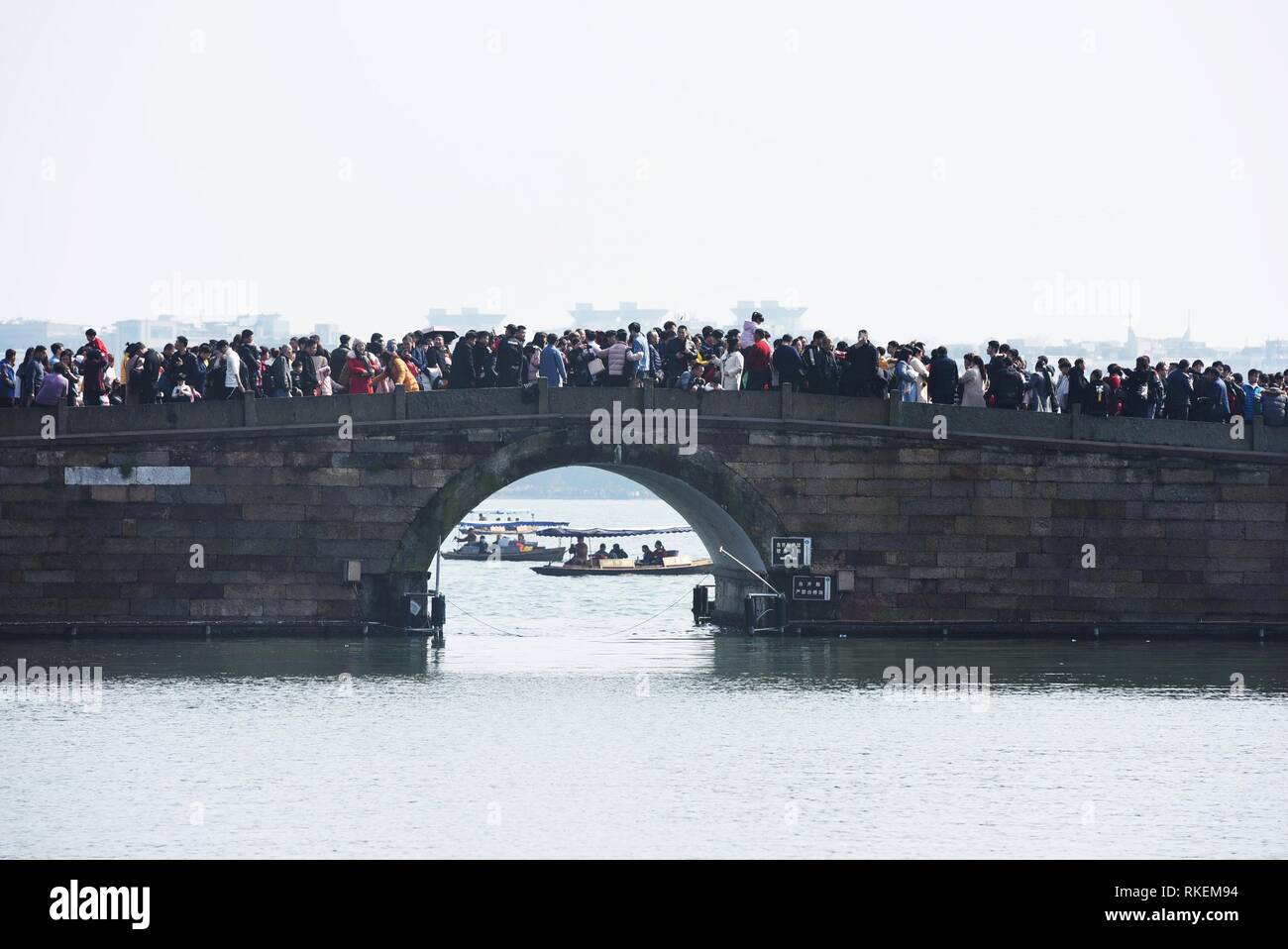 Peking, der chinesischen Provinz Zhejiang. 6 Feb, 2019. Touristen besuchen die West Lake Scenic Area in Hangzhou, der Hauptstadt der ostchinesischen Provinz Zhejiang, Feb 6, 2019. Chinas Inland Tourismus Einnahmen gewonnen 513.9 Milliarden Yuan (ca. 76.21 Mrd. US-Dollar) während der Woche - lange Frühlingsfest Urlaub endet Sonntag, eine jährliche Steigerung von 8,2 Prozent, nach Angaben des Ministeriums für Kultur und Tourismus. Credit: Lange Wei/Xinhua/Alamy leben Nachrichten Stockfoto